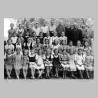 094-0061 Schulanfaenger der Volksschule Schirrau mit Lehrer Pudlich im Jahre 1937.jpg